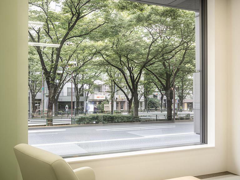 港区さざなみ通りの落ち着いた相談拠点と街路樹を望む窓辺